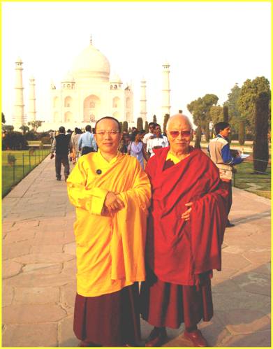 file:///C:/Dokumente%20und%20Einstellungen/Gaby%20Hollmann/Eigene%20Dateien/Tai%20Situ%20Rinpoche/taisitu_in_taj_mahal_m.jpg